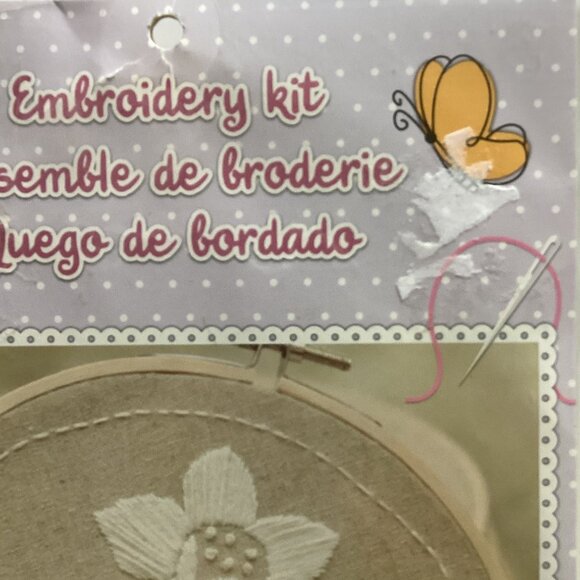 NIB Castle Craft Flower Embroidery Floral Kit Crafts Crafting - Picture 3 of 5